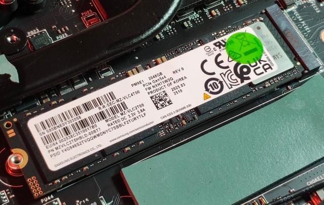 Samsung MZVLC2T0HBLD-00BH1 PM9E1 enterprise OEM NVMe SSD, M.2 2280