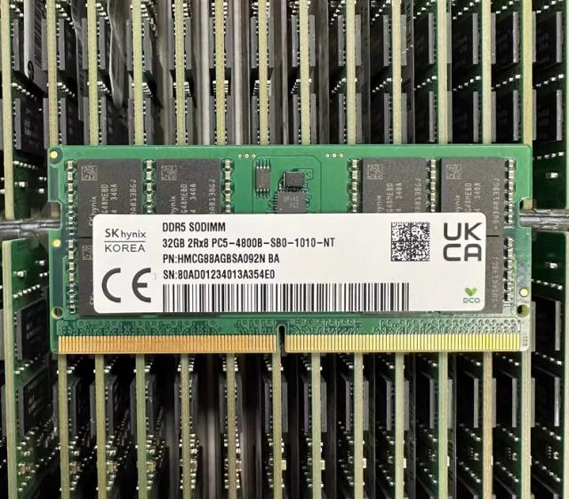SK hynix HMCG88AGBSA092N 32GB DDR5-4800 SODIMM 2Rx8 module with label
