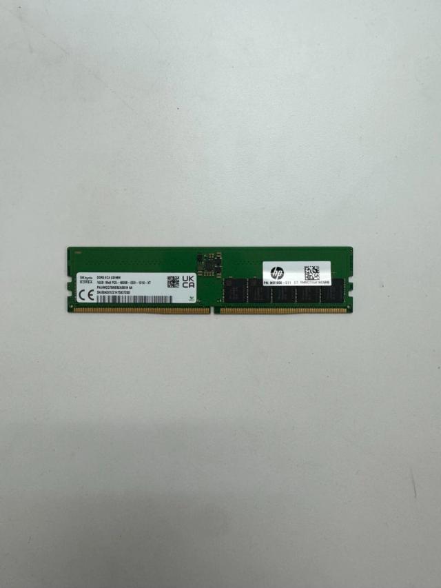 SK hynix HMCG78MEBEA081N 16GB DDR5-4800 ECC UDIMM 1Rx8 module with label