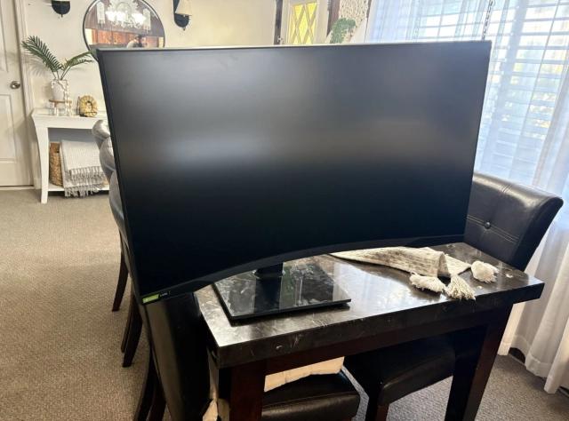 Samsung Odyssey G7 32-inch Curved Gaming Monitor 240Hz